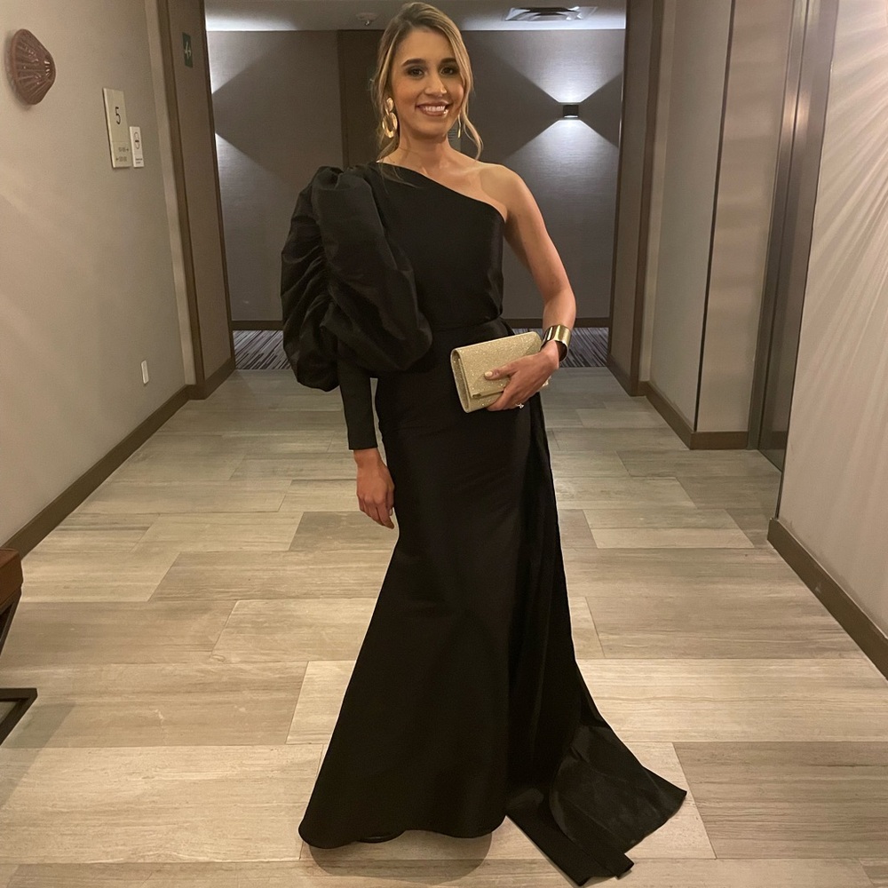 Elegant Black One-Shoulder Maxi Dress